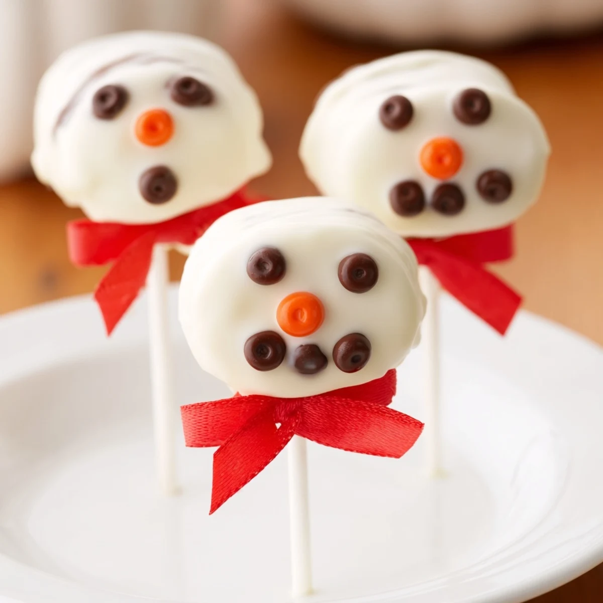 These adorable Express Snowman Marshmallow Pops feature bright orange noses and chocolate button details.