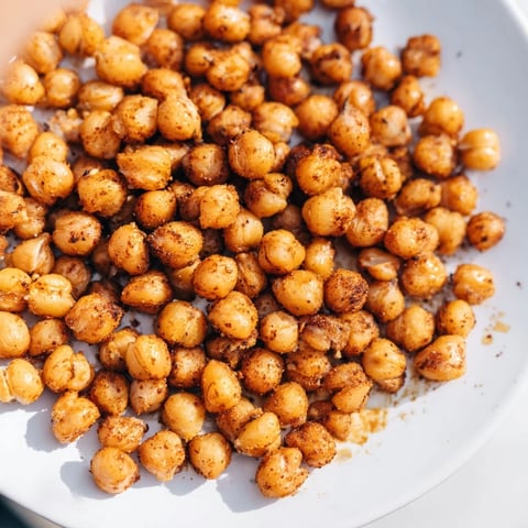 Golden, crispy chickpeas ready to enjoy, a delicious crispy chickpea snack, full of Mediterranean flavors.